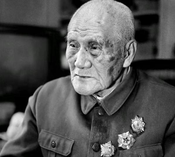 1940年毛主席去食堂时，突然一个人拎着木棍朝毛主席后脑勺砸去，千钧一发