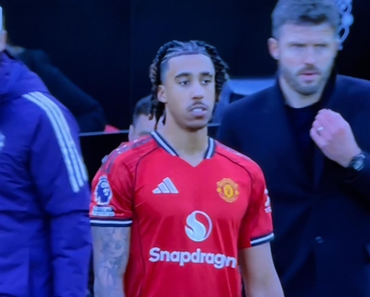 约罗进行了大量的力量训练，目前看他的上半身增肌明显。约罗和海文，是曼联中卫的未