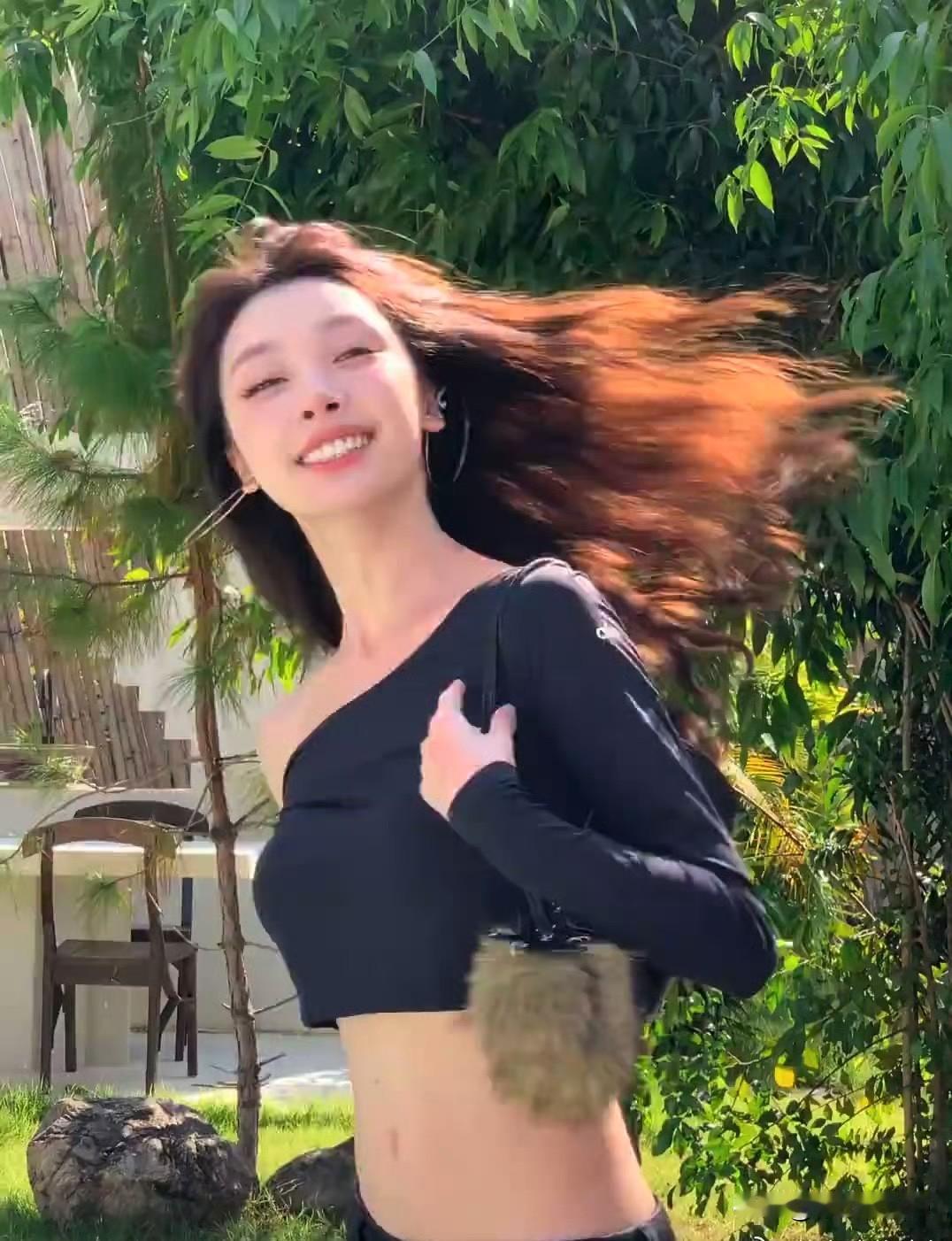 12月13日，易梦玲马甲线，上热搜！说实话，马甲线没看到，就看到她裤子太低腰了