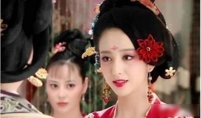 1144年，陆游娶了表妹唐婉，洞房花烛夜，陆游在唐婉耳旁说：“一会吹了蜡烛，我可