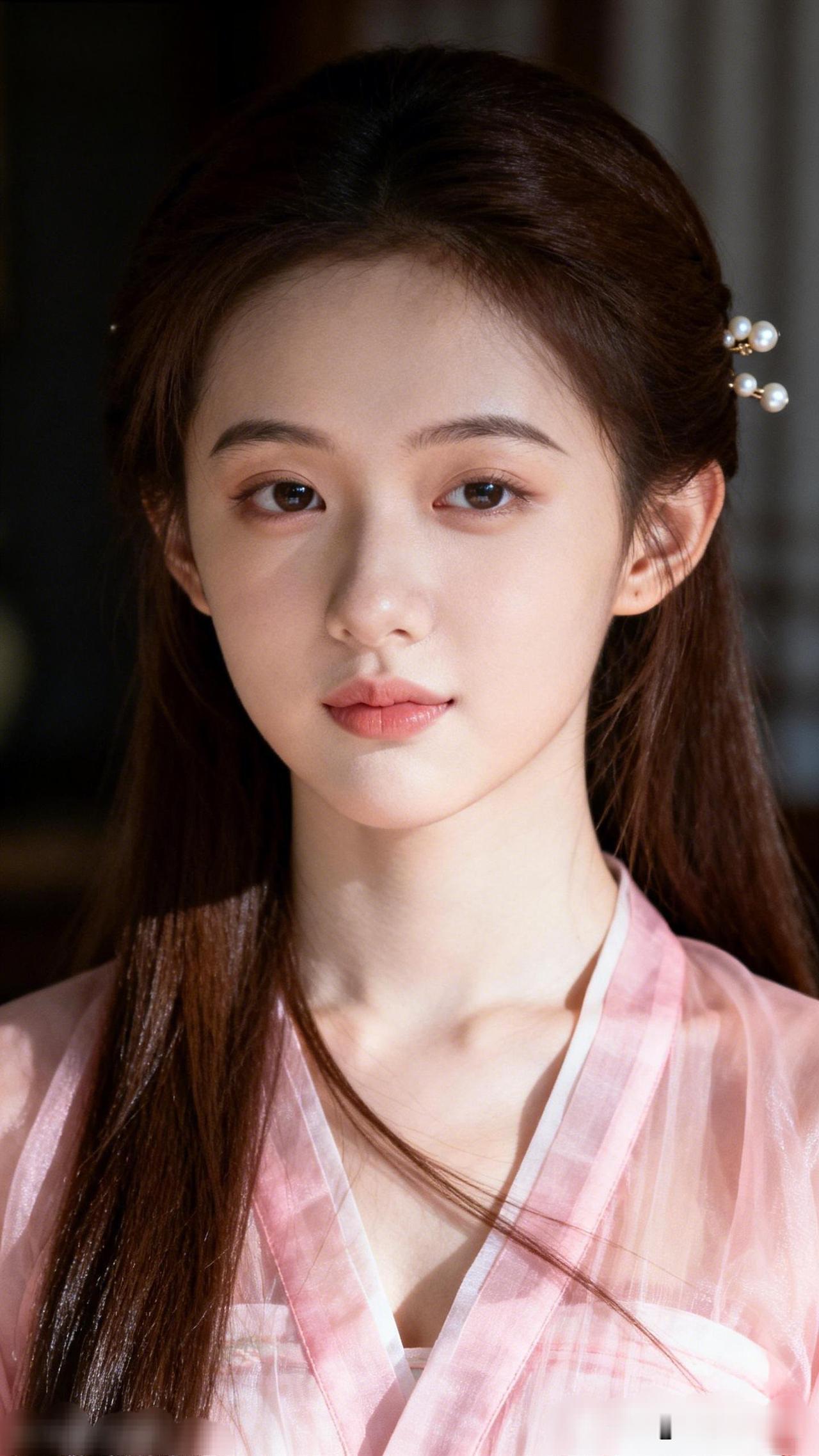 粉衣美人，玉簪轻挽。用镜头记录生活的美温柔古典的少女，粉色的汉服，恬静的氛围。