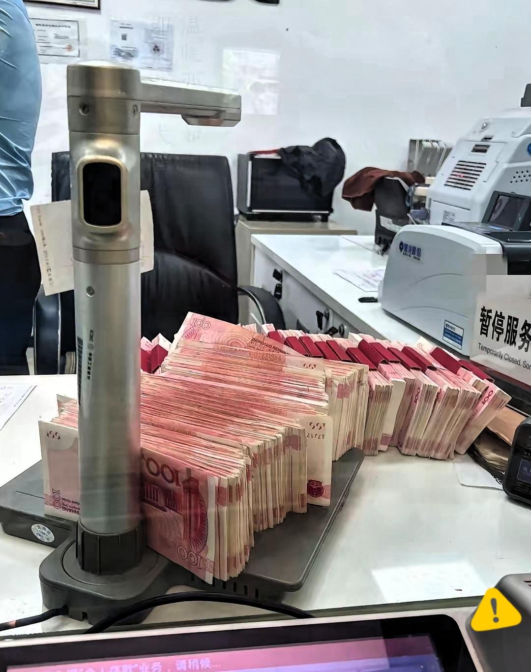 12月存钱福利炸了！杭州银行、宁波银行这些中小银行逆势加息，国有行却稳如泰山，这