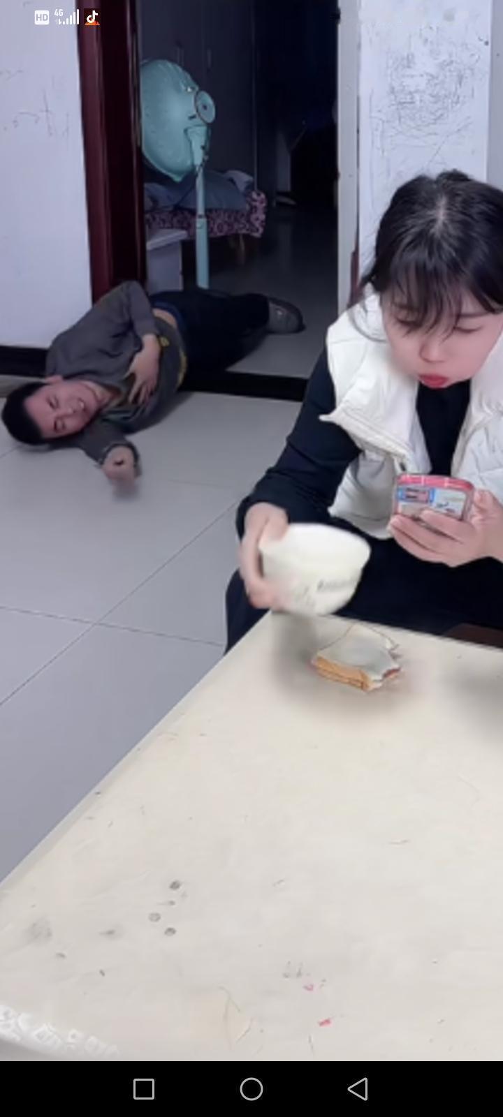 寒心！一报还一报，丈夫胆结石疼痛难忍，疼得头上直冒汗，求妻子把自己送医院去，妻子