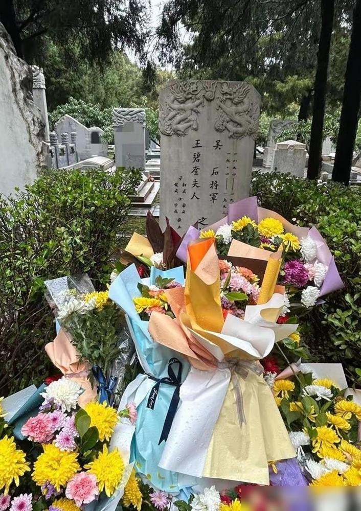 《沉默的荣耀》泪目，北京香山吴石将军墓前摆满了鲜花。这两天路过香山福田公墓，