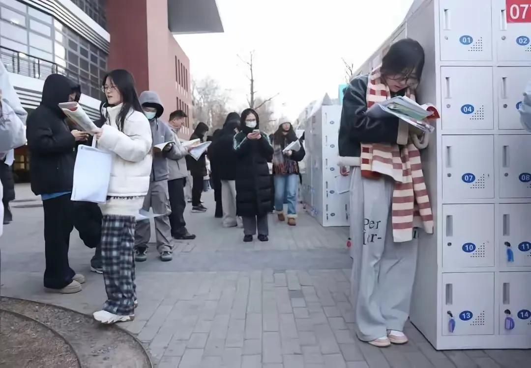 2026考研落幕，考生一句话戳中无数人：“上岸了爸妈要多养我三年，不上岸就是学生