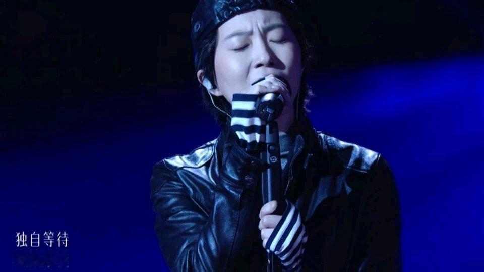 王菲的两个女儿窦靖童和李嫣，确实活成了“相反”的样子。窦靖童成长在音乐家庭，父