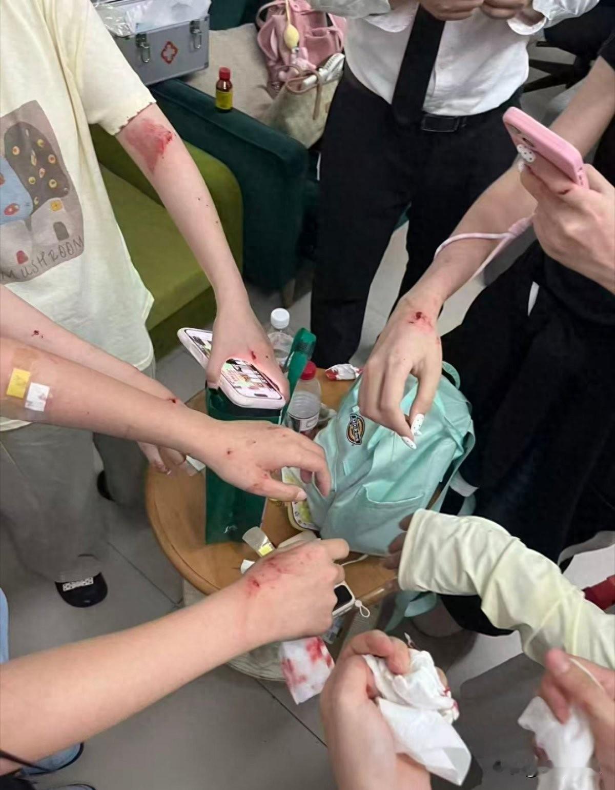 南宁万象城玻璃门炸了，粉丝挤成饼却没人拦，安全到底算谁的账？昨天上午在南宁万象