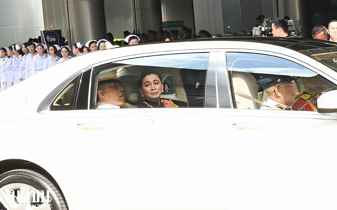 ​泰国民众终于见到了国王和王后，这时候并不是在皇宫中，反而是在前往悼念帕查拉的路