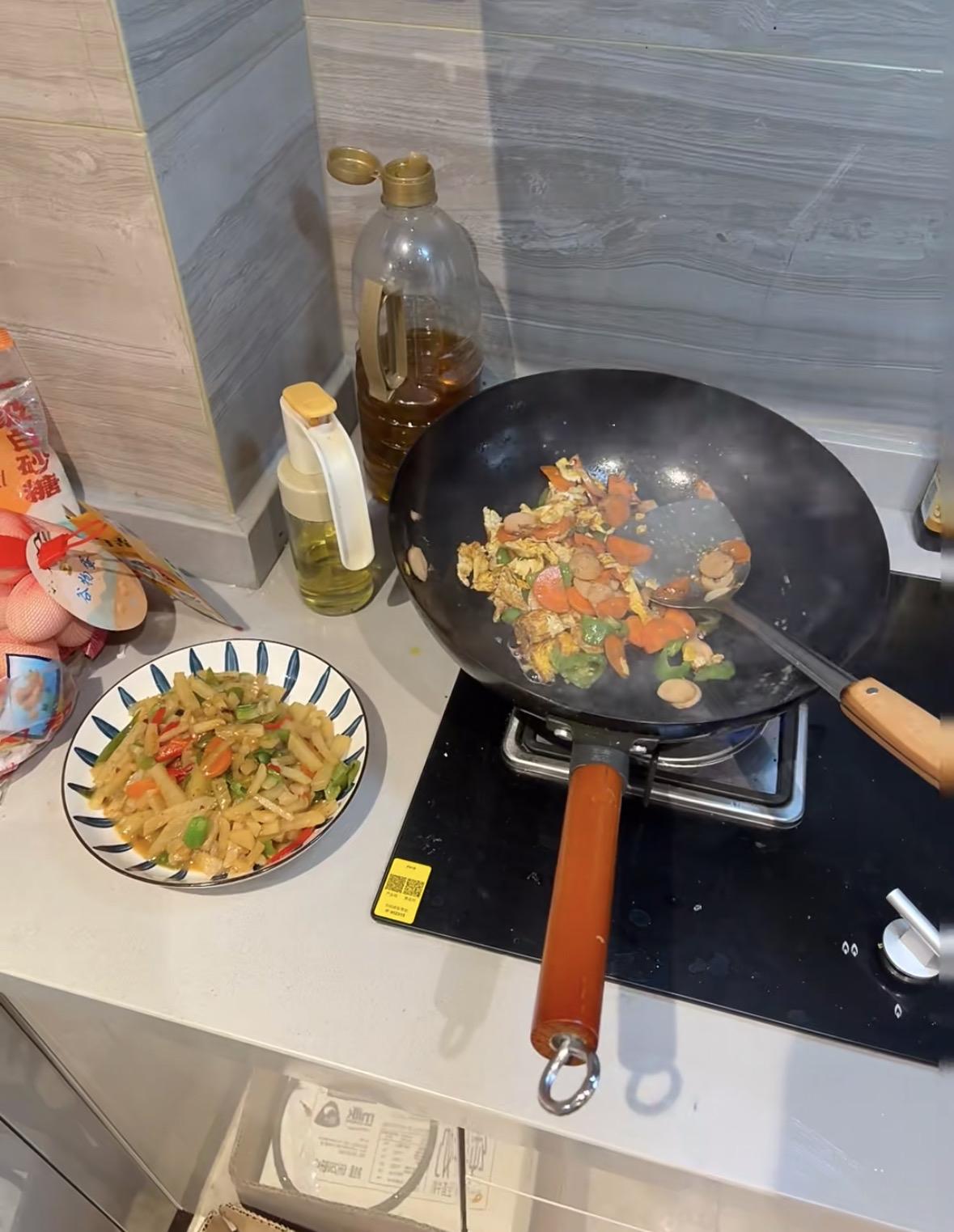 别看男人说，“我有钱，还怕找不到的。”现实生活中，提离婚的都是女的多，男的忍了
