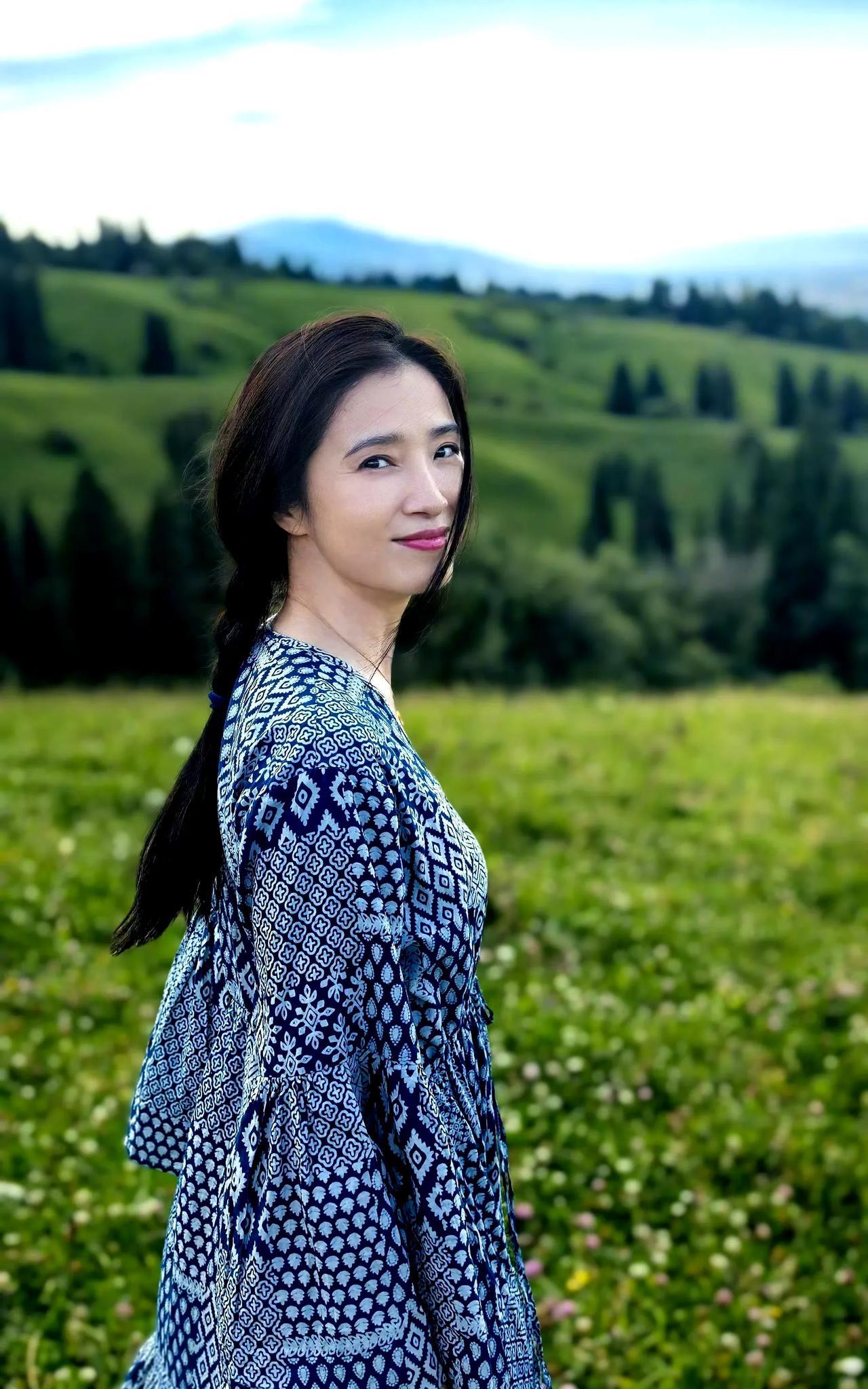 她老公居然也是美国导演，还把她捧上了影后的地位，差点成为第二个巩俐…可惜后面就结