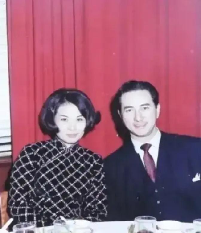 蓝琼缨14岁就被37岁的赌王娶进门，名分只是妾。她一口气生四女一儿，19岁就有