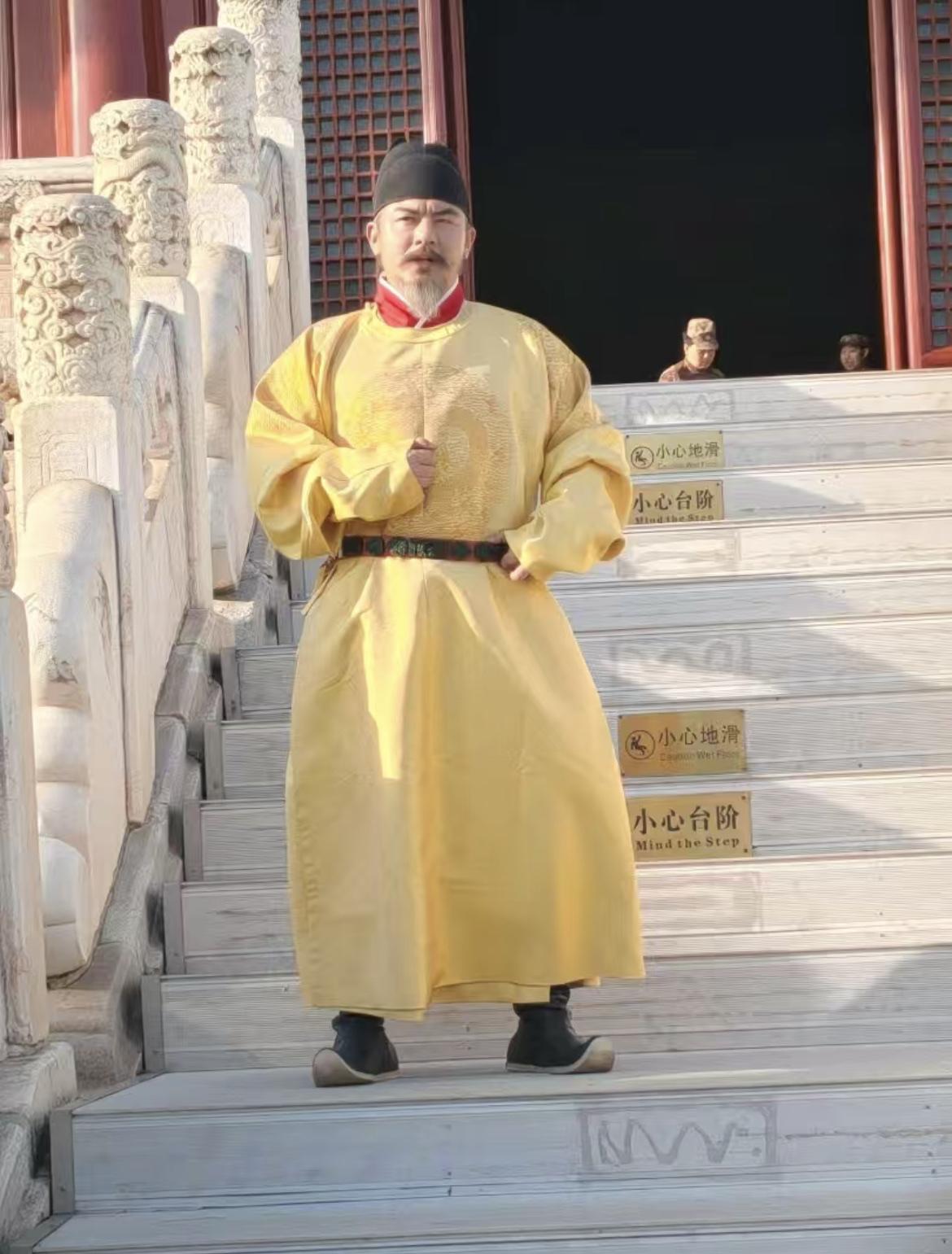 网友穿汉服模仿明太祖朱元璋，模仿的还可以，有几分明太祖朱元璋的神韵。明太祖朱