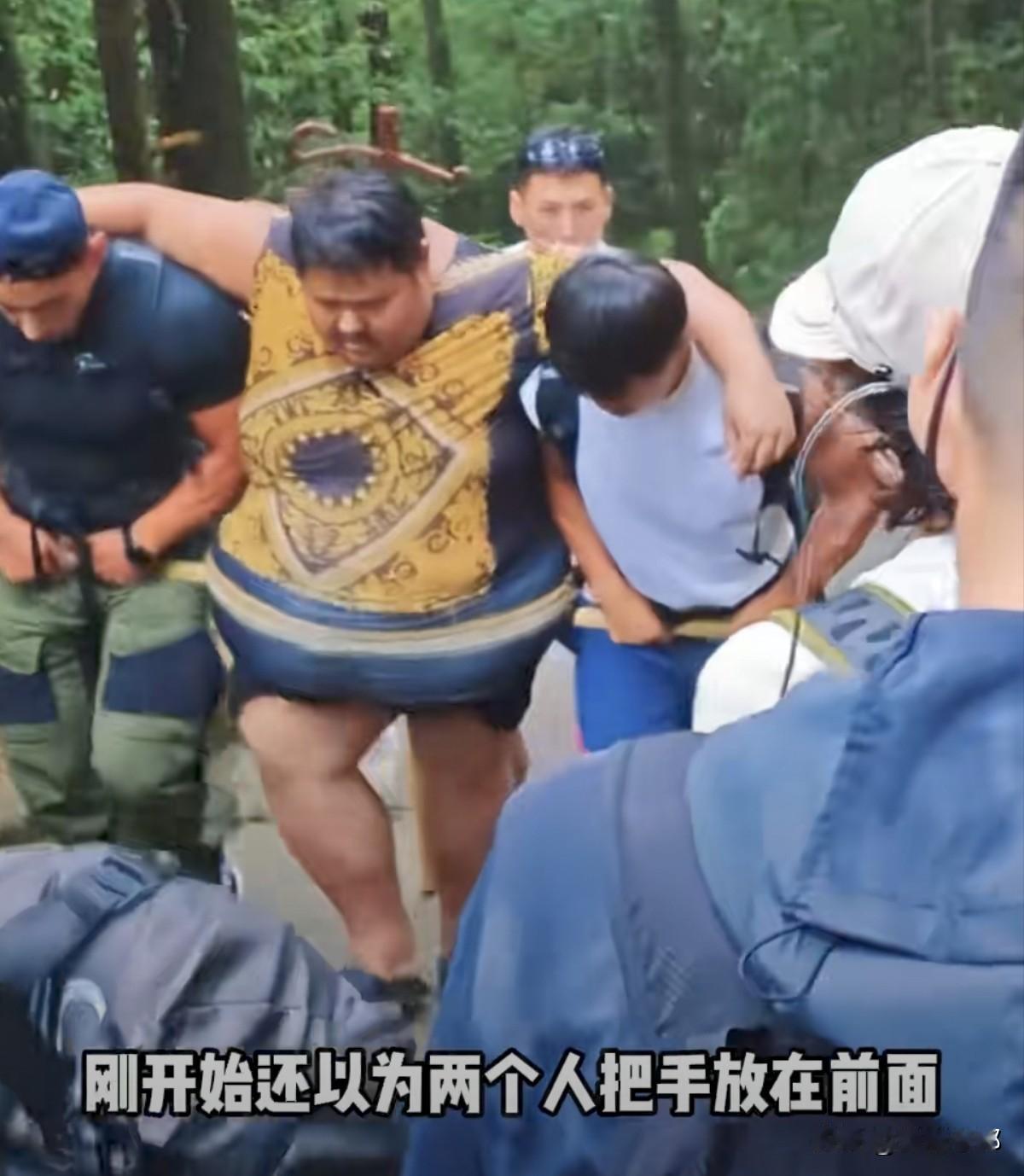 3百多斤的身躯，行动一下应该都很困难吧，等于每天要扛着几百斤的肉体，这该有多累啊