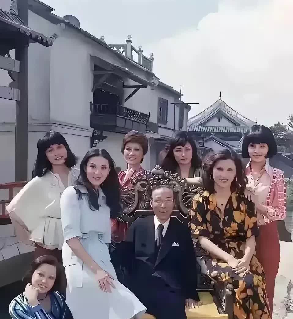 他可算是人生最大的赢家了！一群妻妾在一起合照呢。有谁知道他是谁呀？
