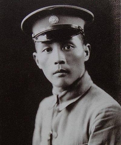 1938年,国军上将钱大钧,黑着脸走进军统湖北站,当着众特务的面,一枪打死了副站