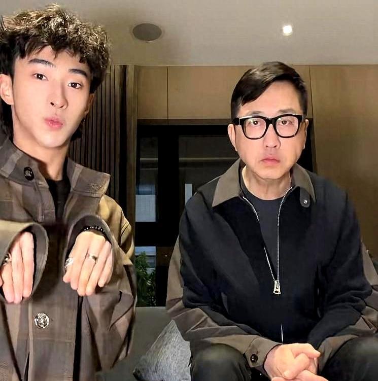 春晚直播时，15岁的小哈利突然指着电视喊“妈你真美”——伊能静在台上唱跳，庾澄庆