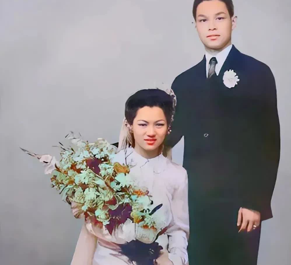1945年，霍英东和吕燕妮，新婚时留下的一张婚纱照，照片中的吕燕妮非常漂亮，而且