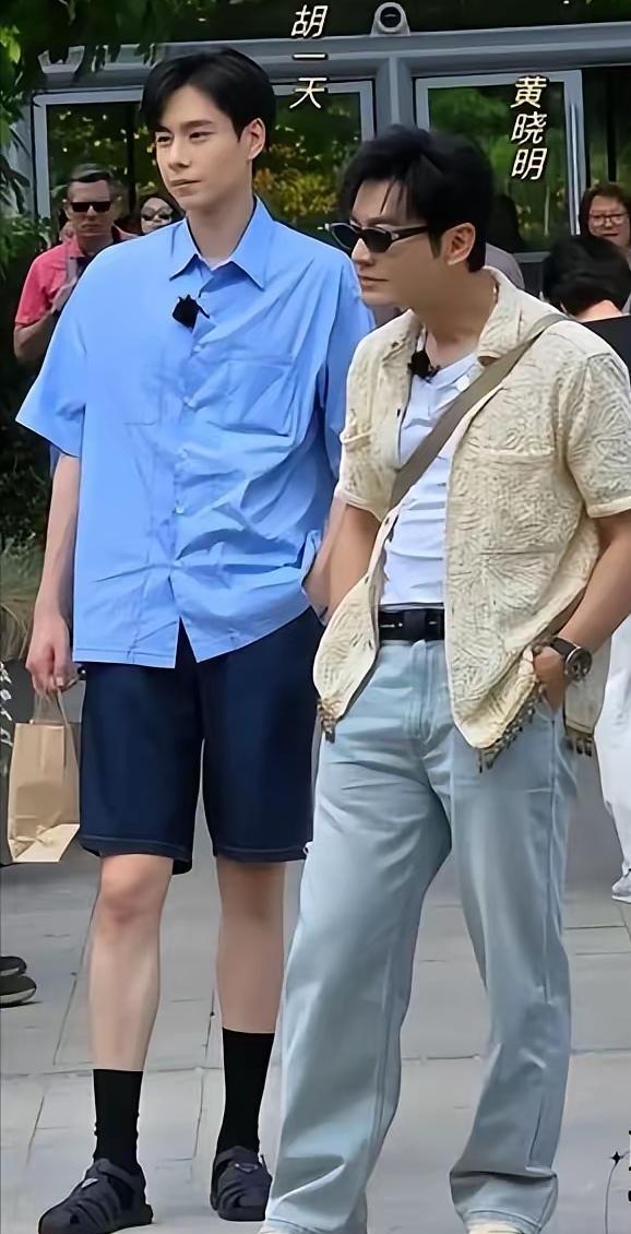 哈哈哈看看，黄晓明在大帅哥胡一天面前一下就没了往日风采，缩头缩脑贼眉贼眼的，哪还