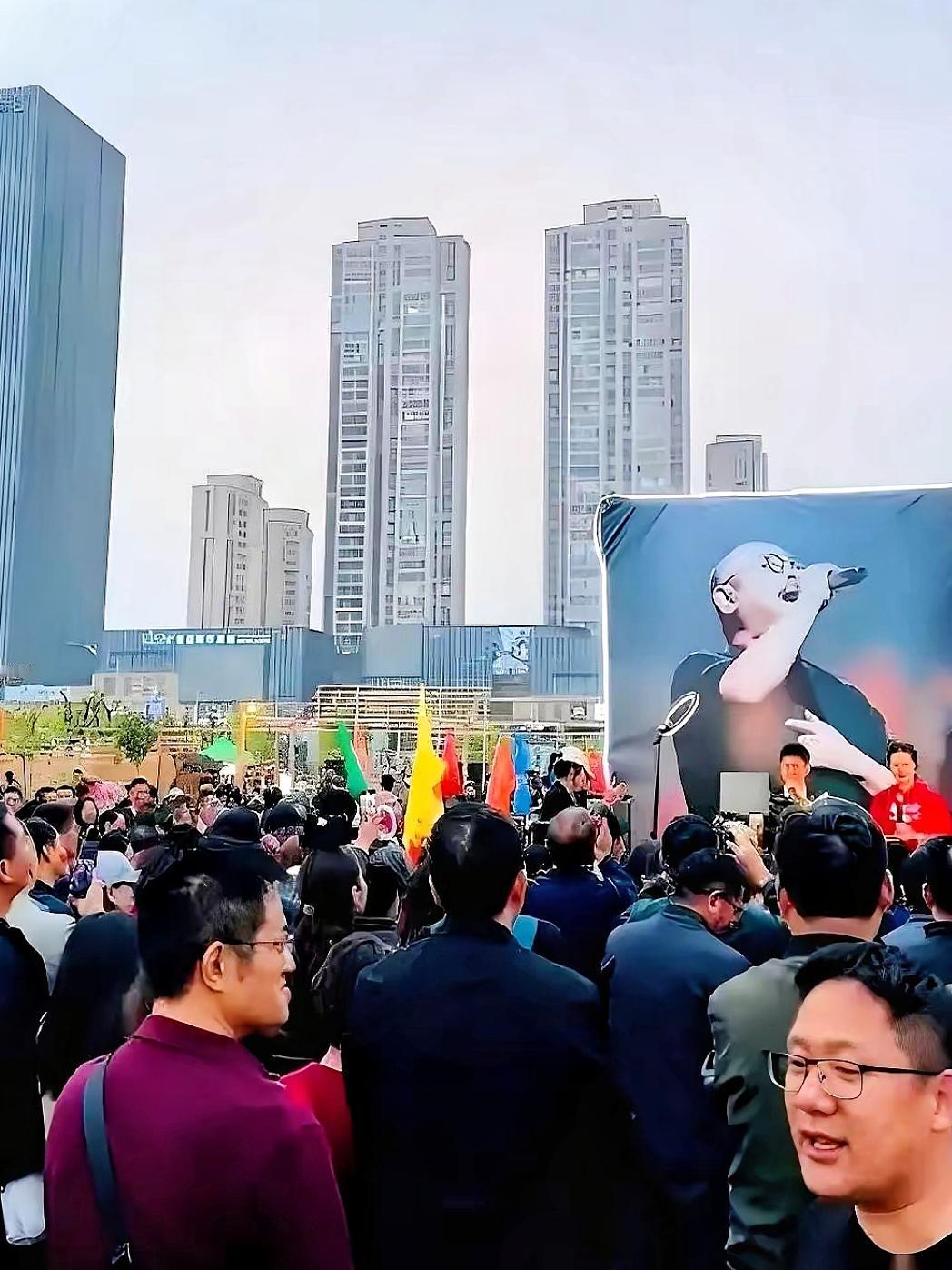 刀郎现在估计都已经身不由己咯！其他人的演唱会，都是为了给自己赚钱，刀郎现在可