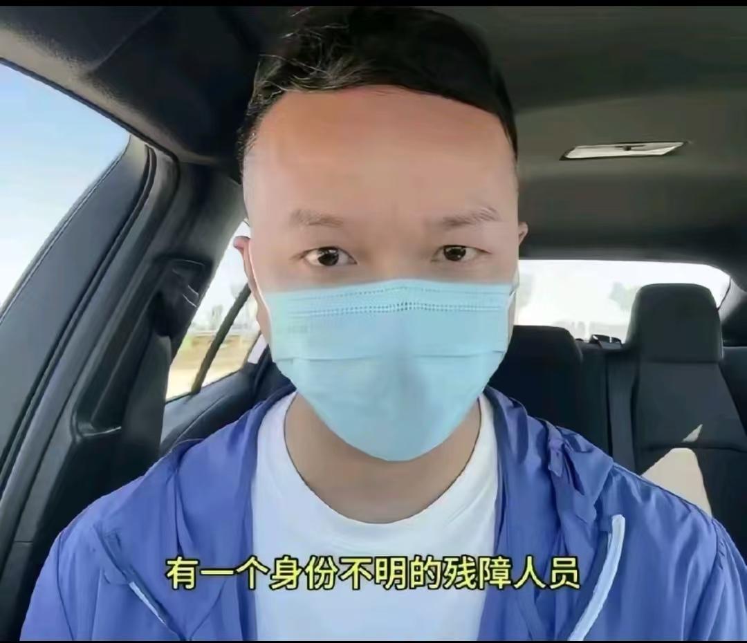 河北保定，一名残障人士，有六七十岁，每天要为老板装卸200吨水泥，大约400袋，