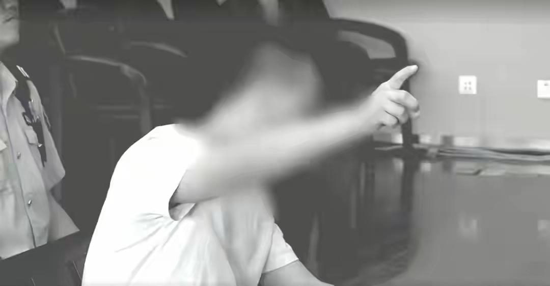 “太可怕了，”北京，女子为90岁失能父亲聘请了一位护工，月薪7800元，却在照顾
