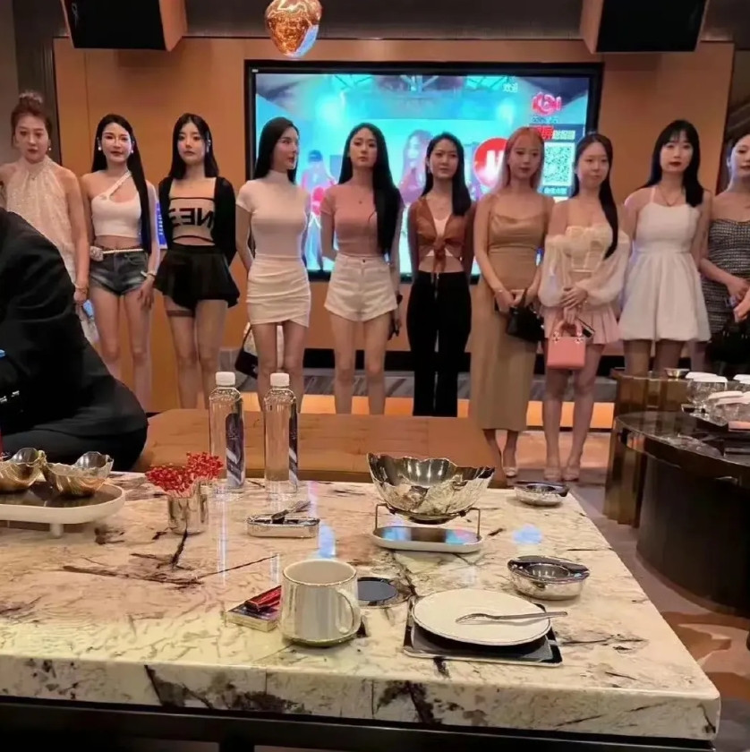奇怪！这么年轻的姑娘为什么要在这种地方上班呢？​​​