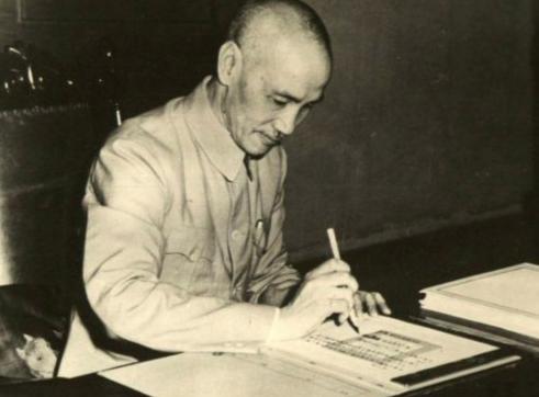 1955年，蒋介石拿着报纸，对10位元帅进行了评价。 蒋介石说十大元帅里只有