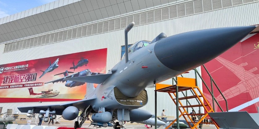歼-10CE表现震撼西方！美媒开始反思，F-22还能称霸天空吗？歼-10C