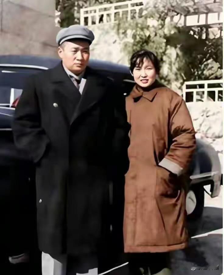 老照片：毛主席子女一张罕见的合影。上世纪50年代中期，毛岸青因为身体原因在大连疗