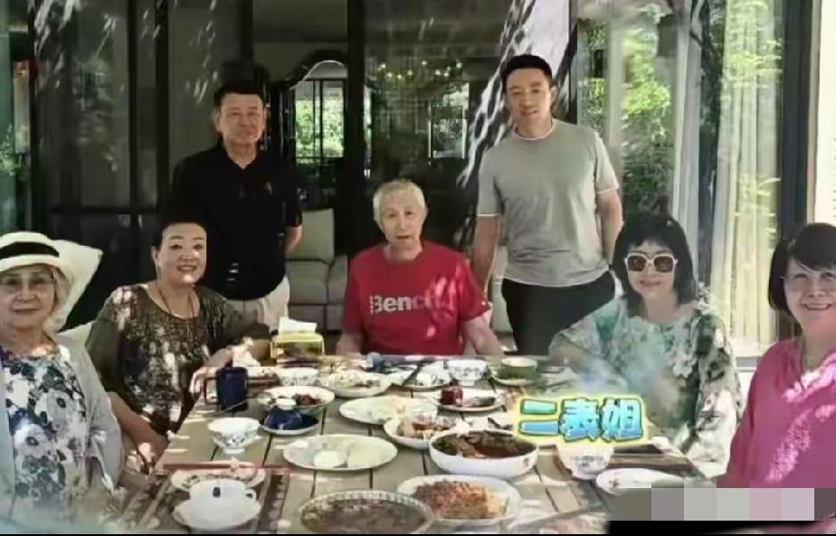 张兰晒的合影只有汪小菲和表兄妹，除了你汪小菲全部都姓张，生意背后是张家人的帮助！