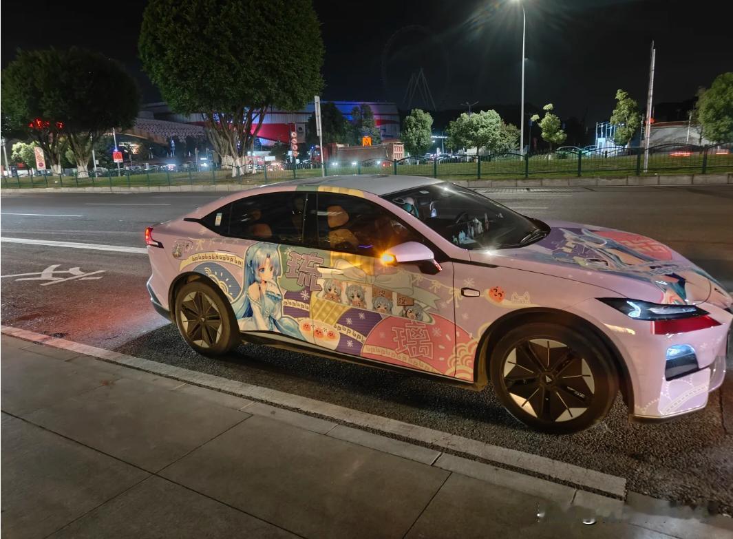 打滴滴打到一辆痛车。谁懂啊打滴滴打到一辆痛车，真的太有实力了，一直在车上放二