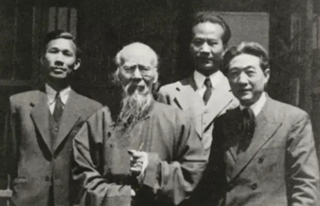 1937年，徐悲鸿在香港时，遇到一个德国人售卖四箱古画，当徐悲鸿看到第三箱时，突