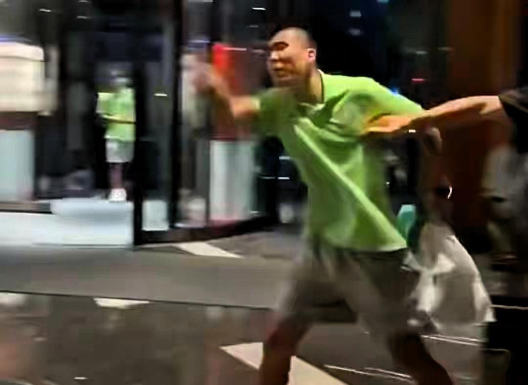 不知道张玉宁和王刚怎么会和自己的球迷发生这么大的冲突！差一点女服务员就拉不住了！
