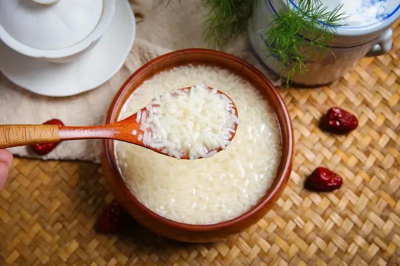 以前在发电厂上班时，我正在找家里用糯米做米酒，公司食堂一位一位怀孕的女同事跟着我