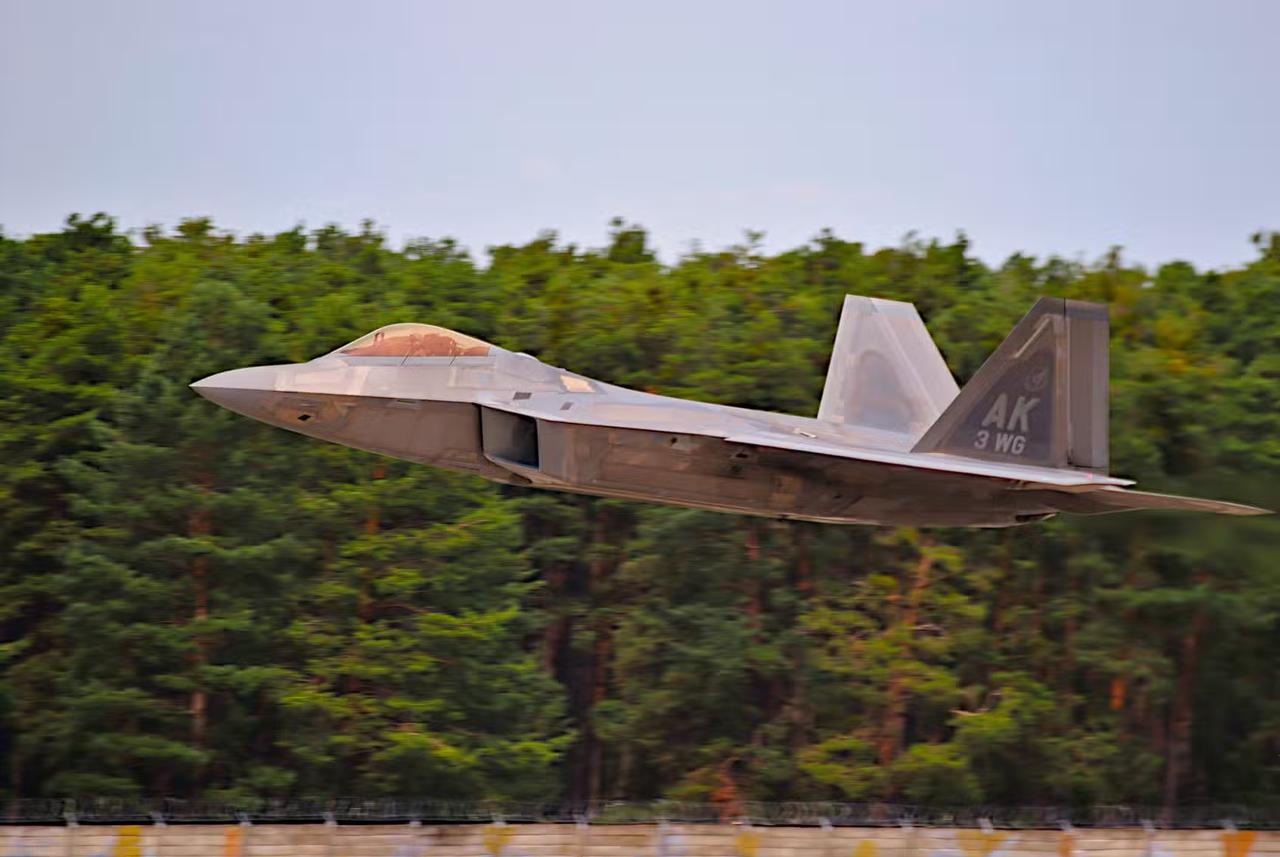 百公里油耗近800升！F-22看似是油老虎，实则把四代机彻底甩开硬核数据显示