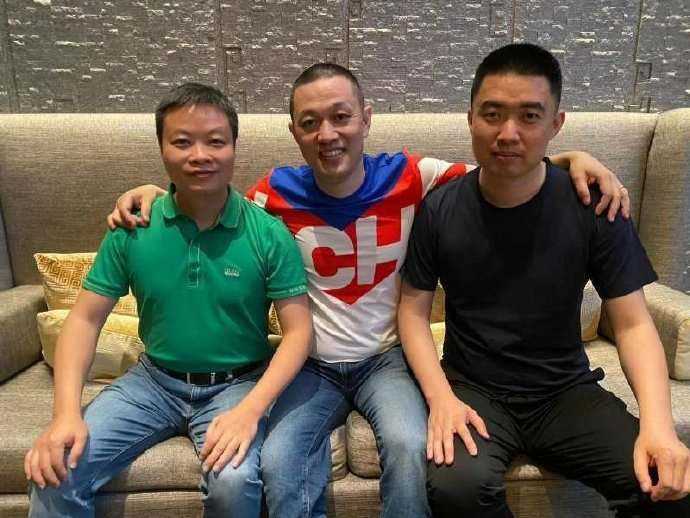 电车长途群里，蔚小理三家都被夸了。一字不改地转述，供大家开心一下：熊总：“新势力里面，蔚来最安全！”