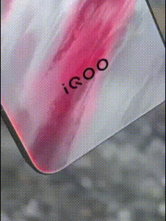 iQOO15的后盖上了新工艺，颜色会随角度变化，喜欢么[doge]​​​