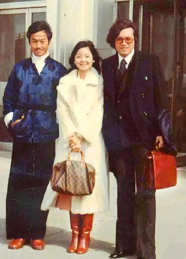 这照片40多年了，邓丽君那时候25岁，你看她的穿着打扮，就现在也属于高档里的，尤