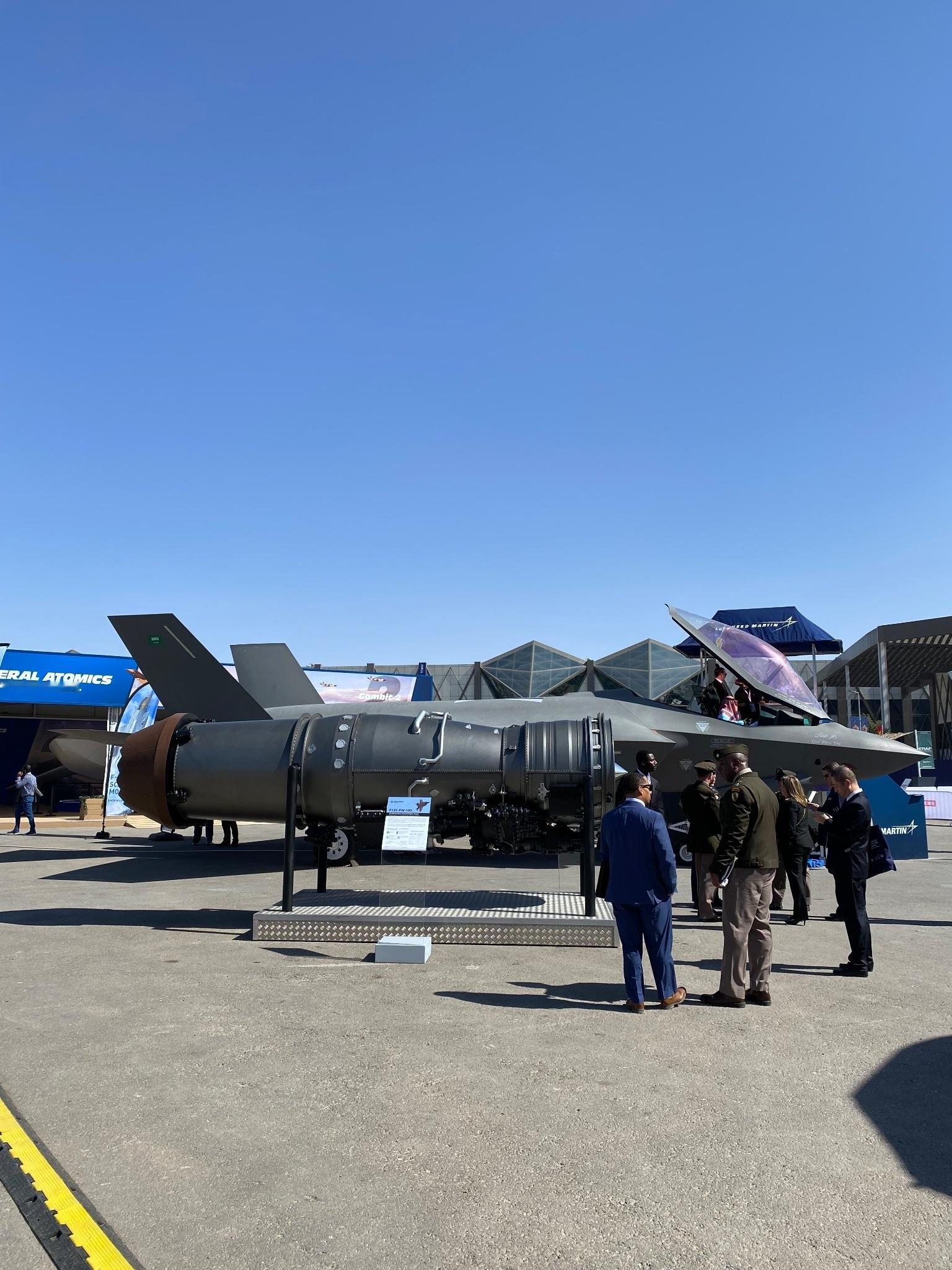 带有沙特国旗的F-35模型出现在沙特2026世界防务展上，沙特要买48架购买F-