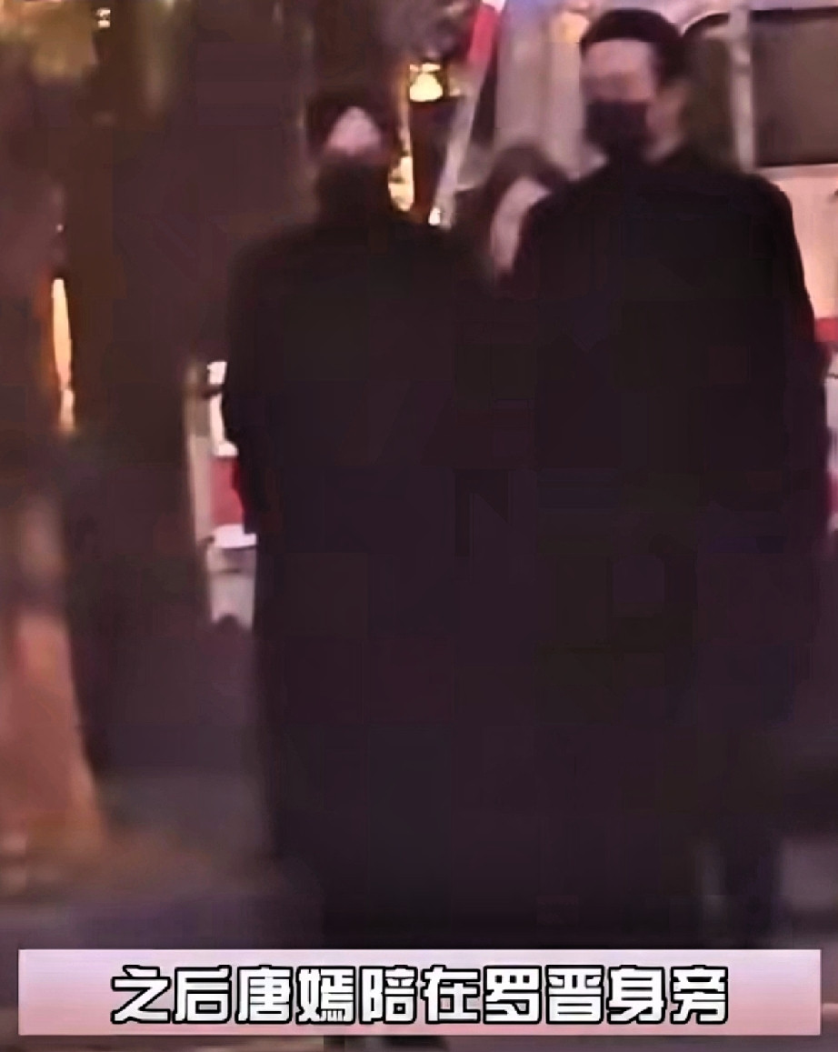 唐嫣罗晋用自己的行动给了张歆艺一记响亮的“耳光”！近日，唐嫣和罗晋被拍到在罗