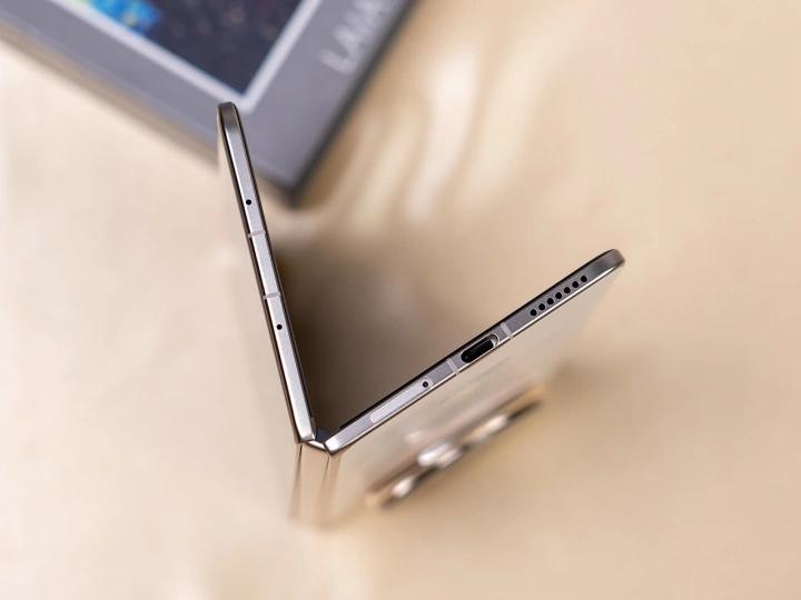 3月MWC发布的荣耀MagicV6这次把折叠屏的遮羞布彻底撕了。以前总说大折叠