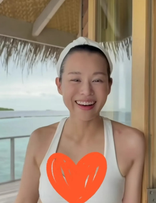 胡杏儿素颜又干净又清爽，比之前和她老公一起拍到的有白头发，一脸憔悴时的样子看着年