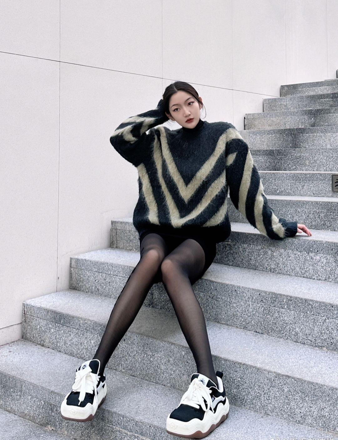 这套是慵懒潮酷风，很适合秋冬的日常出街~核心是毛绒锯齿纹毛衣，宽松版型+毛