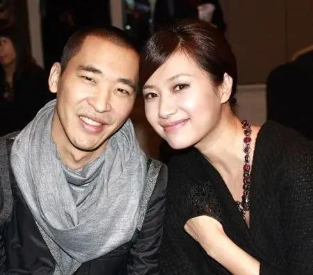 徐静蕾没有领证结婚。她与黄立行因2009年拍《杜拉拉升职记》相恋相伴多年。