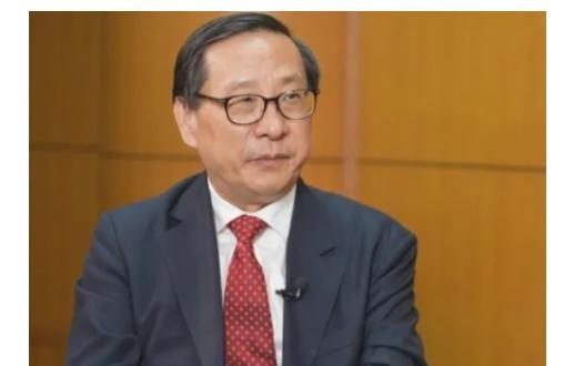 高志凯教授曾指出：不论台海还是中日局势，北京此刻要的不是台阶，而是让对方跪地认错。如今新加坡、英国、