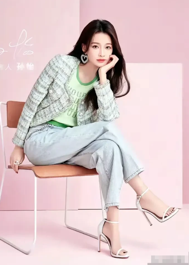 孙怡小姐姐，青春少女感爆棚，每一次亮相都令人惊艳。她脚踏高跟鞋，步履间尽显优雅，