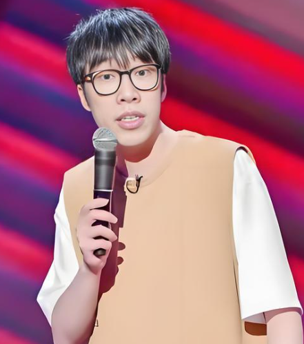 据娱乐圈从业人士爆料：脱口秀演员现在的收入很高，一年只需要演小剧场，收入高达20