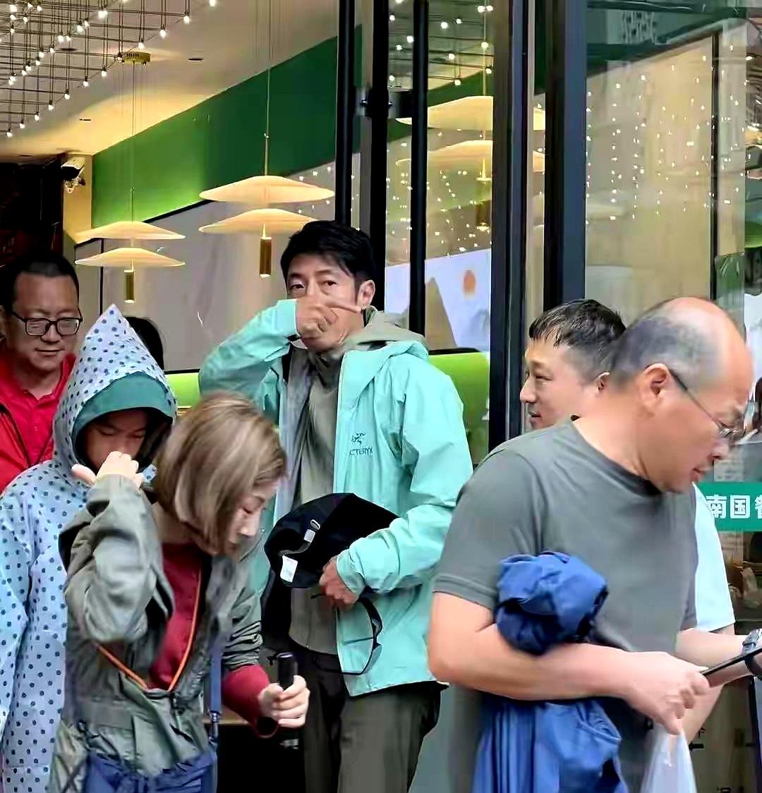 五一撒贝宁可算体会了把什么叫“甜蜜的负担”！好家伙，老丈人岳母加上七姑八姨全来