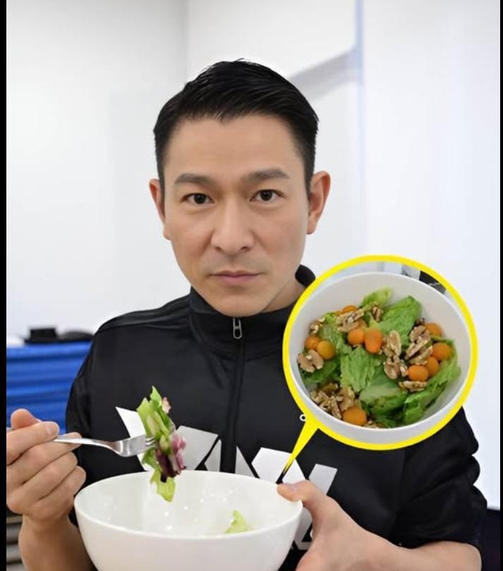 62岁刘德华晒“一日三餐”，网友：太狠了，难怪看起来像40岁。