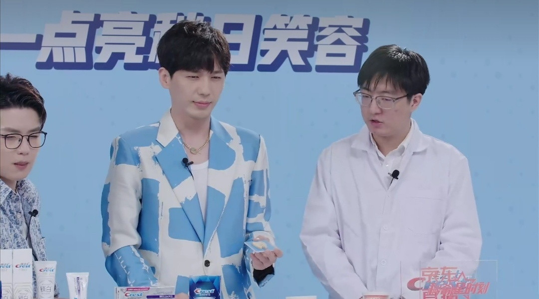 老师，我家孩子没有睥睨你，他只是近视眼看不清……